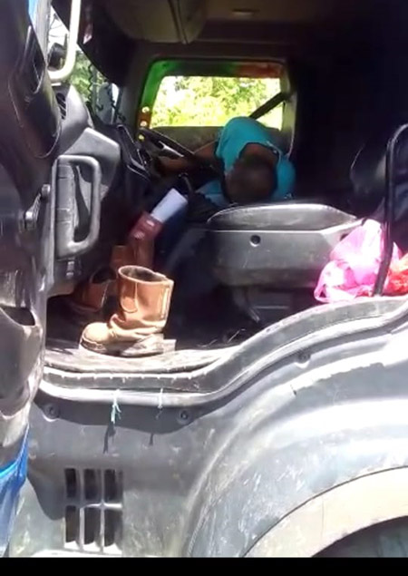 AKIBAT SERANGAN JANTUNG: Jenazah Aris P saat masih berada di kursi kemudi truknya. Dia diduga meninggal akibat serangan jantung.