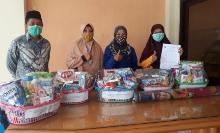 BERI BANTUAN: DPPKBP3A Berau memberikan bantuan dalam penanganan Covid-19 di Kabupaten Berau.
