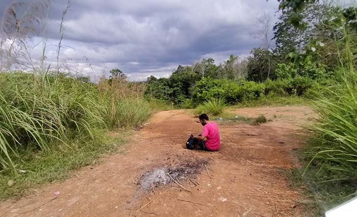 BERBURU SINYAL: Asrin, mahasiswa Stiper asal Kampung Buyung-Buyung mengikuti kuliah online di atas bukit.