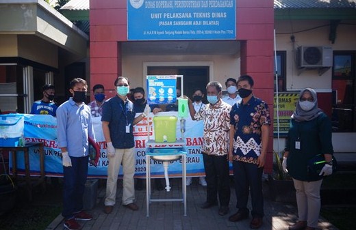 BRI PEDULI: Kepala Unit BRI Km 5, Rusdi, menyerahkan bantuan wastafel portabel kepada Kepala UPTD Pasar Sanggam Adji Dilayas, Salehuddin, kemarin (14/5).