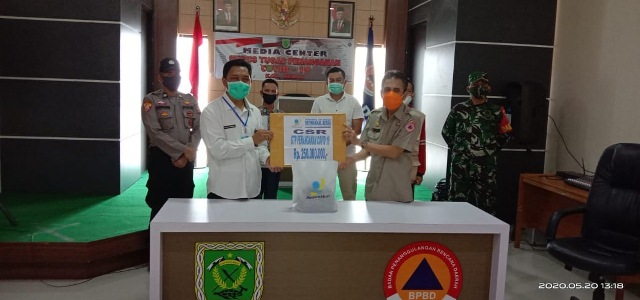 BERSAMA LAWAN CORONA: Direktur Perumda Air Minum Batiwakkal Saipul Rahman, menyerahkan CSR berupa uang tunai Rp 250 juta kepada Gugus Tugas Percepatan Penanganan Covid-19 Kabupaten Berau, di Kantor BPDB Berau, Rabu (20/5).