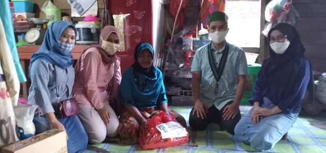 SEMOGA BERKAH: Pengurus HMI Berau berbagi paket sembako kepada warga yang membutuhkan.