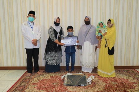 APRESIASI: Rivaldi Ranto Yampata saat menghadiri undangan Bupati Berau Muharram, di rumah jabatan bupati, malam tadi. Valdi mendapatkan hadiah laptop dari bupati.