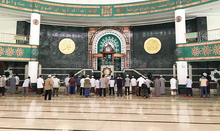 AKTIF LAGI: Jamaah Masjid Agung Baitul Hikmah saat menggelar salat Zuhur berjamaah kemarin (31/5). Namun sebelum masuk, jamaah harus melalui pemeriksaan suhu tubuh dan mengikuti protokol kesehatan lainnya.