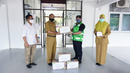 DISERAHKAN: Perwakilan manajemen PT Berau Coal menyerahkan bantuan sebanyak 500 alat RDT yang diterima Kepala Dinas Kesehatan, Iswahyudi.