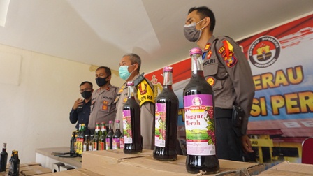 PRESS RELEASE: Kapolres Berau AKBP Edy Setyanto Erning menunjukkan pelaku penjualan miras ilegal kepada awak media, kemarin (3/6).