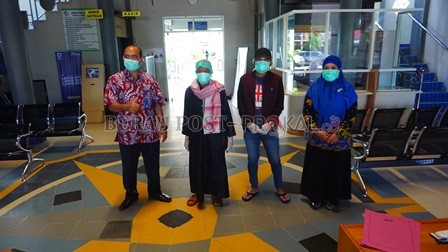 SEMBUH: Dua pasien reaktif Covid-19 dinyatakan sembuh didampingi tim media Covid-19, sebelum dipulangkan kemarin (4/6).