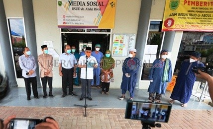 PERS RILIS: Bupati Berau Muharram didampingi mengumumkan kesembuhan tiga pasien Covid-19, di RSUD dr Abdul Rvai, Tanjung Redeb, Sabtu (6/6).