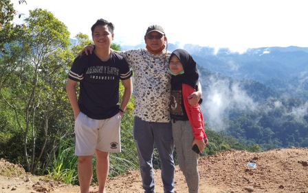 DI PUNCAK GUNUNG: Wakil Bupati Berau Agus Tantomo di Gunung Lumut. Ia yakin, kawasan wisata ini bisa ditawarkan secara eksklusif.