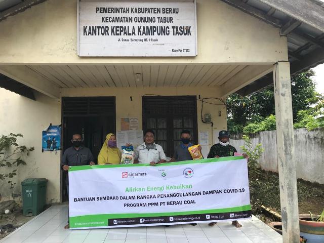 SIMBOLIS: Perwakilan manajemen PT Berau Coal memberikan bantuan secara simbolis kepada Kepala Kampung Tasuk, Faridah, Selasa (16/6).