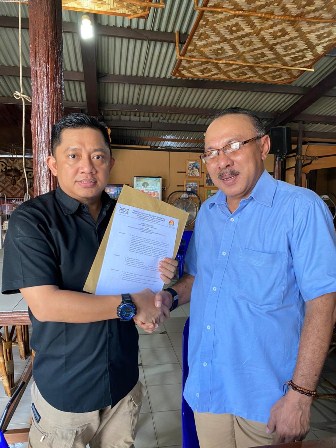 KETUA BARU: Serah terima SK Percasi Berau dari Ketua Harian Percasi Kaltim, Ahmad Albert, kepada Ketua Percasi Berau periode 2020-2024, Fitrial Noor, kemarin (20/6)
