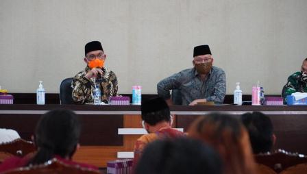 BERI ARAHAN: Bupati Berau Muharram bersama Wabup Berau Agus Tantomo memimpin pertemuan sosialisasi terkait fase adaptasi melalui tatanan pola hidup baru bagi pengelola rekreasi hiburan umum, tempat hiburan dan atau sejenisnya di wilayah Kabupaten Berau.