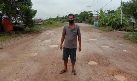 BUTUH PENINGKATAN: Ketua RT 1, Kelurahan Gunung Tabur, Darmili saat menunjukan ruas jalan di lingkungannya yang butuh peningkatan.