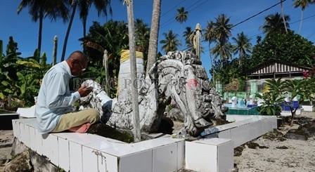 MAKAM NISAN KUDA: Makam dengan nisan berbentuk kuda ini diketahui memiliki sejarah. Dari cerita Amiril Umrah, sejarawan di Pulau Derawan, yang dimakamkan adalah Ligadung Malawi, putra seorang sultan bergelar Pangeran Aji Kuning II. Ligadung Malawi juga me
