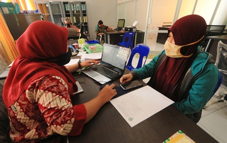 PPDB: Salah satu orangtua berkonsultasi dengan panitia pelaksana PPDB di SMA 1 Berau beberapa waktu lalu.