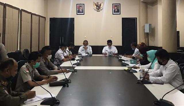 BAHAS: Assisten II Setda Berau, Mansyah Kelana memimpin rapat pembahasan peredaran jamur enoki di Berau.