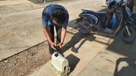 LAKUKAN PENCATATAN: Petugas Perumda Air Minum Batiwakkal kembali melakukan pencatatan di rumah-rumah warga.