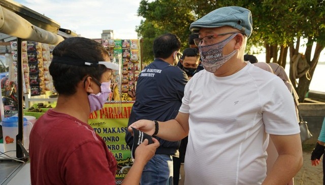 BERI IMBAUAN: Wabup Berau Agus Tantomo memberikan imbauan kepada para pedagang dan pembeli di Tepian Segah, agar menerapkan protokol kesehatan serta membagikan face shield untuk pedagang.