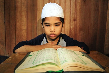 MAKIN KRITIS: Zaher saat membaca Alquran sambil menahan rasa sakit di jantungnya.