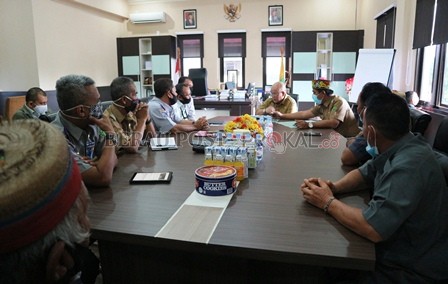 CARI SOLUSI: Wakil Bupati Berau Agus Tantomo memimpin rapat terbatas bersama PT Berau Coal dan Kepala Kampung Long Lanuk, terkait akses warga Long Lanuk menuju kebun. Sementara jembatan yang dibangun Berau Coal dianggap jauh oleh warga Long Lanuk.