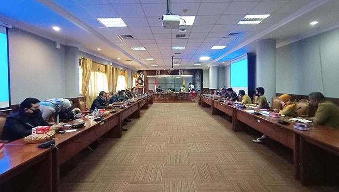 DENGAR PENDAPAT: DPRD saat melakukan dengar pendapat dengan sejumlah OPD, kemarin (7/7).