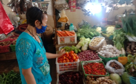 SEPI PEMBELI: Pedagang sayur di Pasar Sanggam Adji Dilayas, Agustina saat menjajakan dagangannya di pasar.