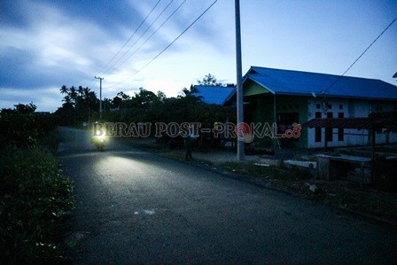 ANDALKAN GENSET: Masyarakat Pulau Maratua belum sepenuhnya merasakan penerangan. Karena hingga saat ini aliran listrik PLN belum juga dialirkan ke rumah-rumah warga.