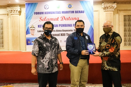 RAMAH-TAMAH: Wakil Bupati Berau Agus Tantomo menyerahkan cenderamata kepada Ketua Dewan Pembina Forum Komunitas Maritim Berau (FKMB) Danlantamal XIII Tarakan, Laksma TNI Haris Bima Bayuseto usai ramah-tamah, malam tadi.