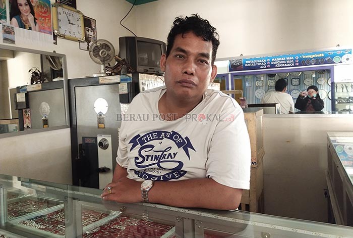 TETAP BERTAHAN: Zakariah, salah satu pedagang emas di Pasar Sanggam Adji Dilayas.