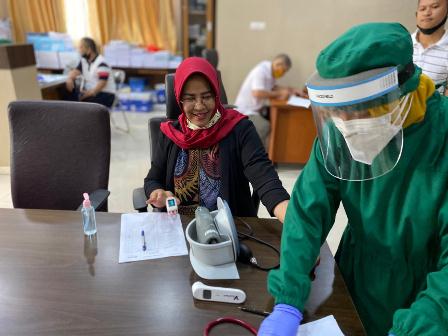 PASTIKAN KESEHATAN: Wakil Ketua DPRD Berau Syarifatul Syadiah saat menjalani rapi test, kemarin (22/7).