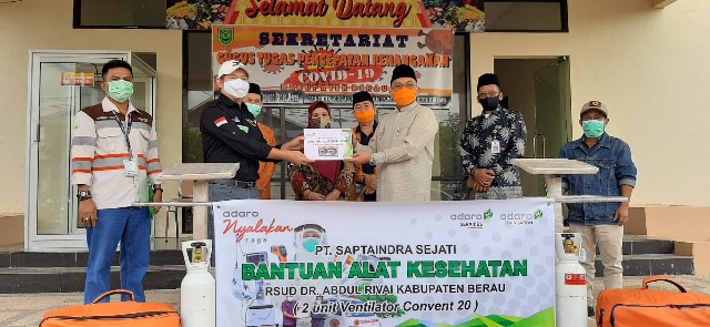 DUKUNG PENANGANAN CORONA: Project Manager PT SIS secara simbolis menyerahkan dua alat ventilator untuk RSUD dr Abdul Rivai. Bantuan diterima oleh Bupati Berau, kemarin (24/7).