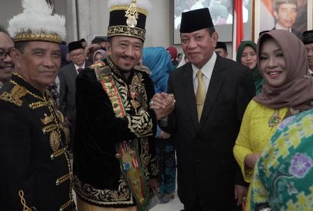 BERSAMA SULTAN: Seri Marawiah (kanan) bersama sang suami Makmur HAPK dan kedua kesultanan Gunung Tabur dan Sambaliung.
