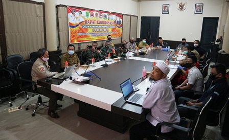 RAPAT KOORDINASI: Bupati Berau Muharram dan Wakil Bupati Berau Agus Tantomo saat memimpin rapat koordinasi mengenai pelaksanaan apel siaga dan simulasi karhutla, kemarin (27/7).