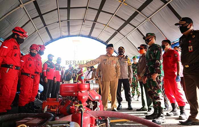 APEL SIAGA: Dalam rangka kesiapsiagaan mengantisipasi karhutla, Badan Penanggulangan Bencana Daerah (BPBD) Berau menggelar apel siaga dan simulasi penanganan karhutla, kemarin.