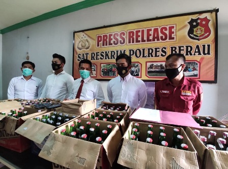 MIRAS: Polres Berau merilis pengungkapan peredaran miras, Senin (3/8). Ratusan botol miras disita petugas.