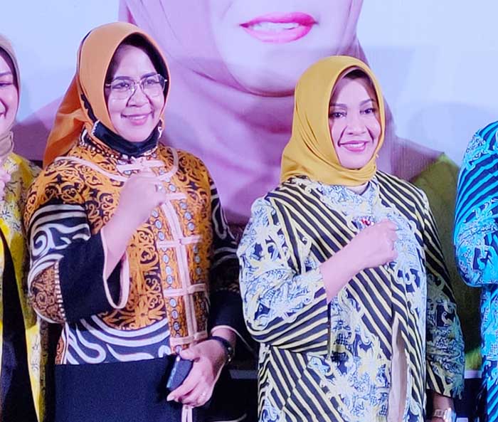 SRIKANDI GOLKAR: Syarifatul Syadiah dan Seri Marawiah, dua srikandi Golkar yang kini sudah satu hati.