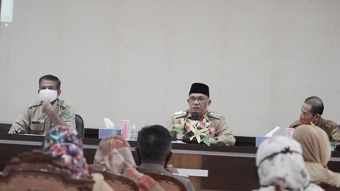 EVALUASI PENANGANAN COVID: Bupati Berau Muharram memimpin rapat evaluasi penanganan Covid-19 kemarin (4/8). Salah satu yang dibahas mengenai bantuan langsung tunai (BLT) yang akan dilanjutkan untuk tahap tiga.