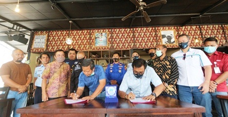 Direktur Utama PT Sadewa Gemilang Industri, Mustamin dan Ketua FKMB Hasanul Haq Batubara saat menandatangani kerja sama pengelolaan usaha jasa angkutan laut, kemarin (6/8).