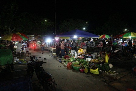 KEMBALI KE TEMPAT MASING-MASING: Para pedagang pasar subuh di Pasar Sanggam Adji Dilayas akhirnya bisa kembali berjualan di tempat masing-masing. Sebelumnya mereka harus diurai hingga berjualan di pinggir jalan masuk pasar untuk menerapkan jaga jarak di t