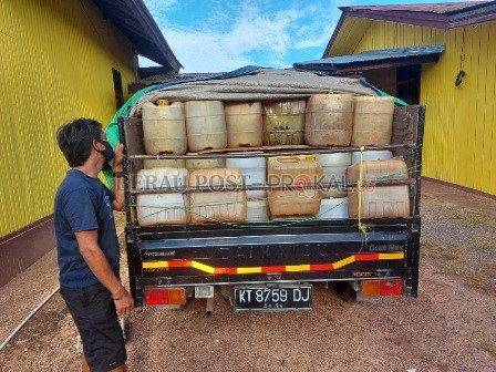 DISITA: Petugas Polsek Kelay menyita ribuan liter BBM yang dianggkut menggunakan mobil pikap. BBM tersebut rencananya akan dibawa ke wilayah Wahau, Kutai Timur.