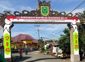 PROGRAM BERSAMA: Gapura di Jalan Kampung Baru, Teluk Bayur, dibangun berkat kerja sama pengurus tiga RT di kelurahan tersebut.