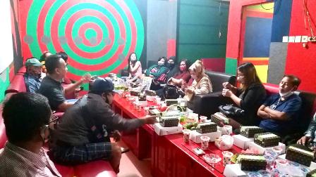 PATUHI ATURAN: Pengurus dan pemilik tempat hiburan dan rekreasi (THR) saat menggelar rapat evaluasi mengenai pengoperasian THR di masa adaptasi kebiasaan baru, Kamis (13/8).