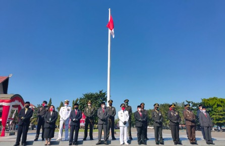 DIRGAHAYU: Bupati Berau Muharram bersama Wabup Berau Agus Tantomo dan jajaran Forkopimda mengikuti upacara peringatan HUT ke-75 Republik Indonesia di halaman Kantor Bupati Berau, kemarin.