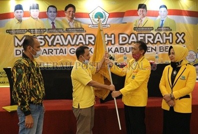 TERIMA PATAKA: Andi Amir menerima pataka Partai Golkar setelah menerima amanah sebagai Ketua DPD Golkar Berau, pada gelaran Musda X DPD Golkar Berau di Exclusive Hotel, Senin (17/8).