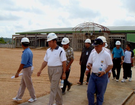 TAHAP PENGERJAAN: Makmur HAPK (tengah) saat meninjau proses pembangunan petak Pasar Basah, di Pasar Sanggam Adji Dilayas.