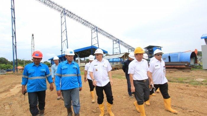PLTU TELUK: Wabup Agus Tantomo ketika meninjau proses pembangunan PLTU Teluk Bayur, beberapa waktu lalu.