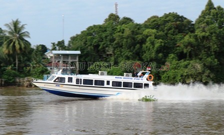 TEPAT WAKTU: Speedboat BMJ 03 saat mengantar wisatawan dari Tanjung Redeb menuju Maratua.