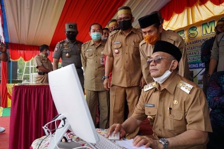 LAUNCHING: Bupati Berau Muharram saat launching website di Kampung Pilanjau.