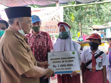 BANTUAN: Bupati Berau Muharram menyerahkan BSM kepada pelajar di Kampung Buyung-Buyung.