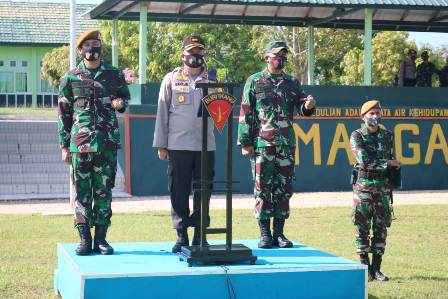 TERUS KOMPAK DAN SINERGI: Kegiatan apel bersama TNI dan Polri digelar di Lapangan Sapta Marga Yonarmed 18/Komposit, Senin (31/8). Tekankan pentingnya profesionalisme menjalin kerja sama antara institusi pertahanan dan keamanan di Kabupaten Berau.